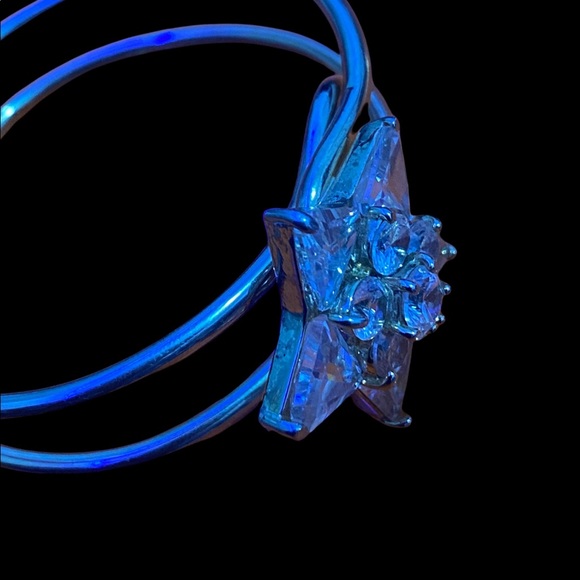 Star Clasp Bangle. New, fits most - Picture 6 of 7